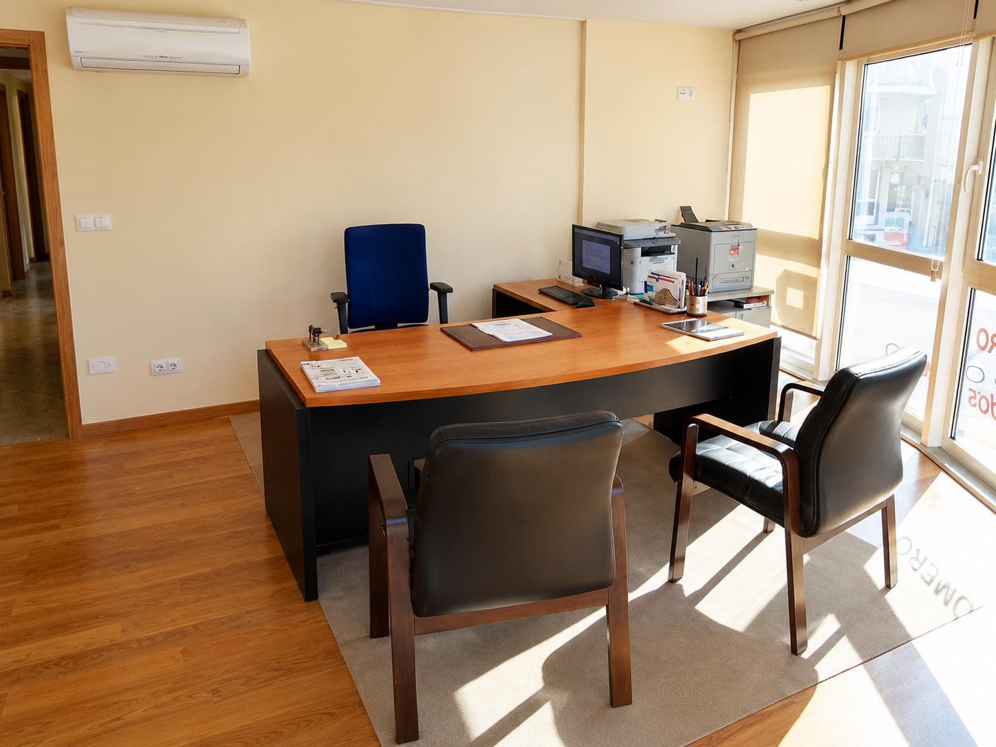 Sala de espera del despacho de abogados en Santa Comba